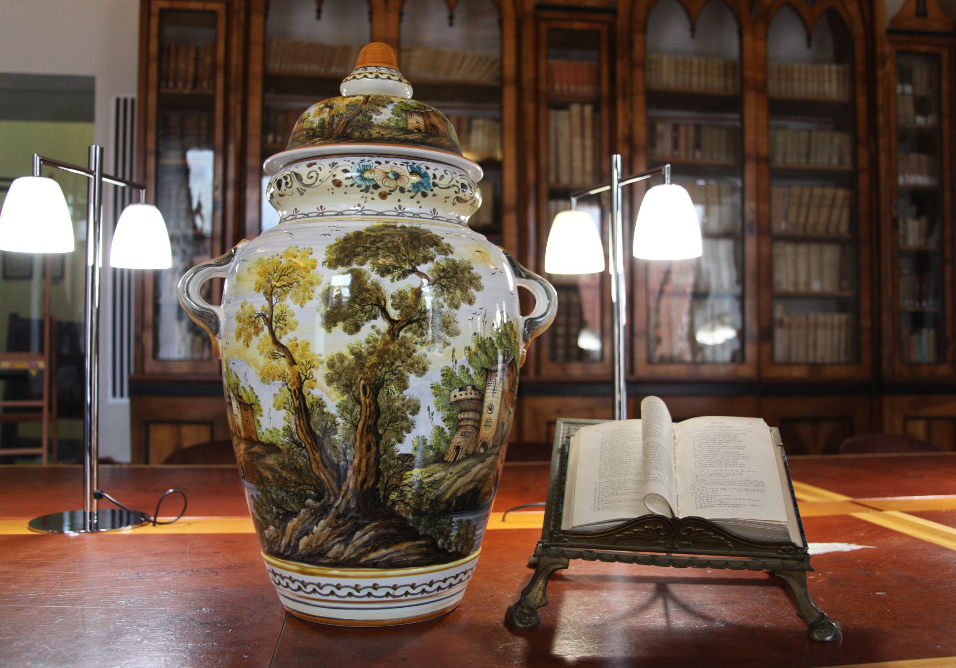 porta tovaglioli con paesaggio dipinto a mano su maiolica ceramica di Castelli De Fabritiis