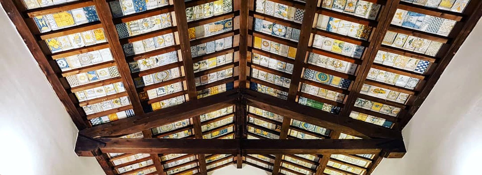 soffitto con antiche maioliche chiesa di San Donato di Castelli a Teramo in Abruzzo