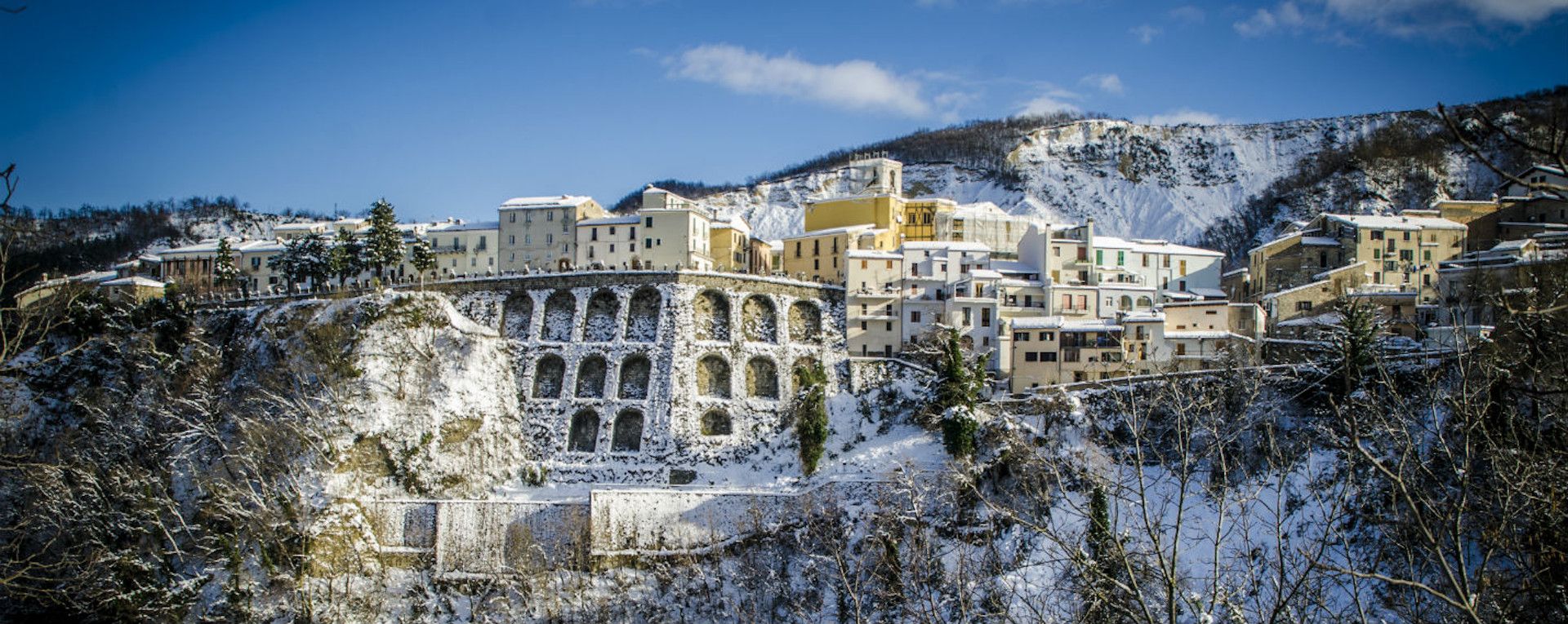 borgo di Castelli di Teramo innevato