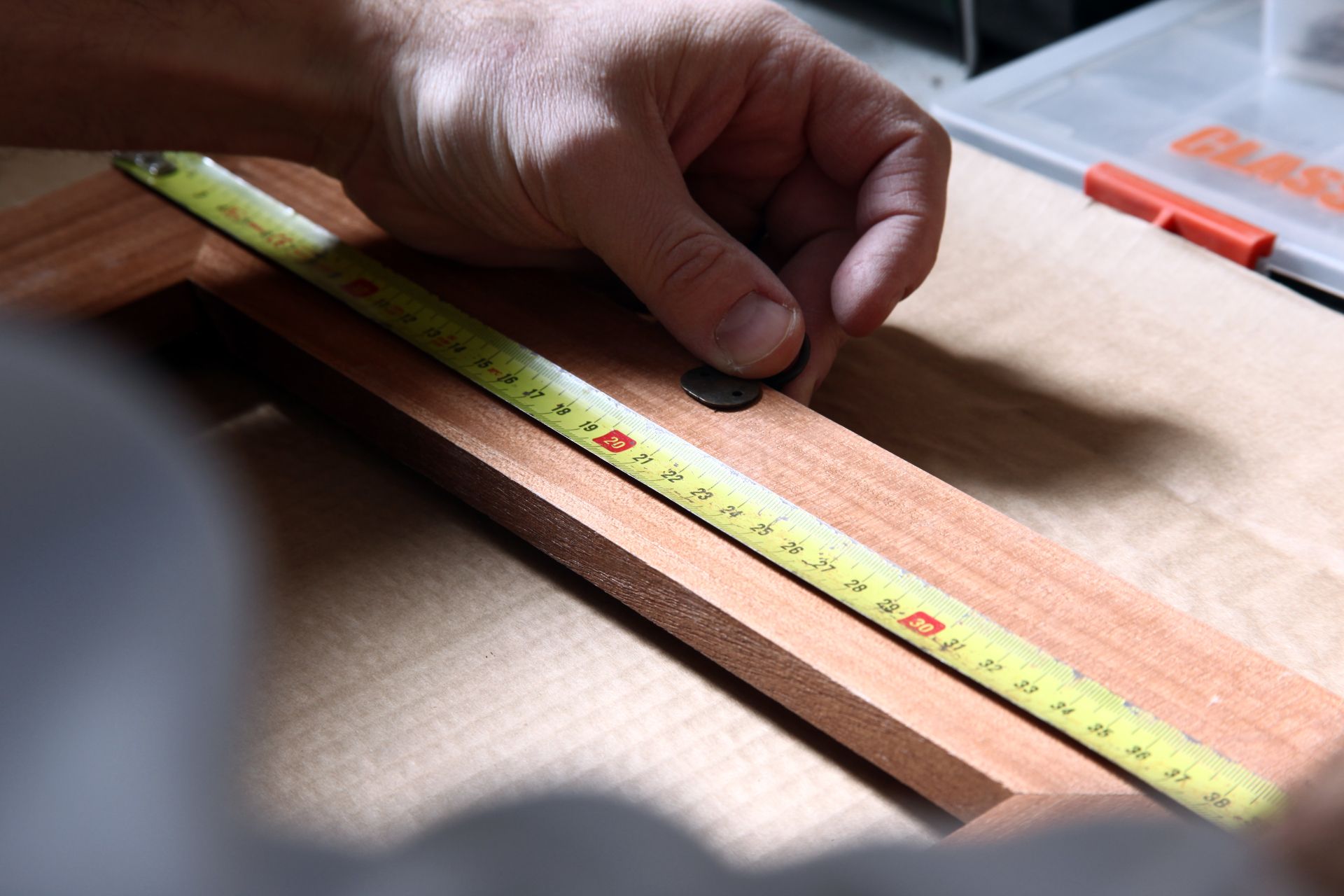 artigiano che lavora su una cornice di legno a mano ceramica di De Fabritiis a Castelli di Teramo in Abruzzo