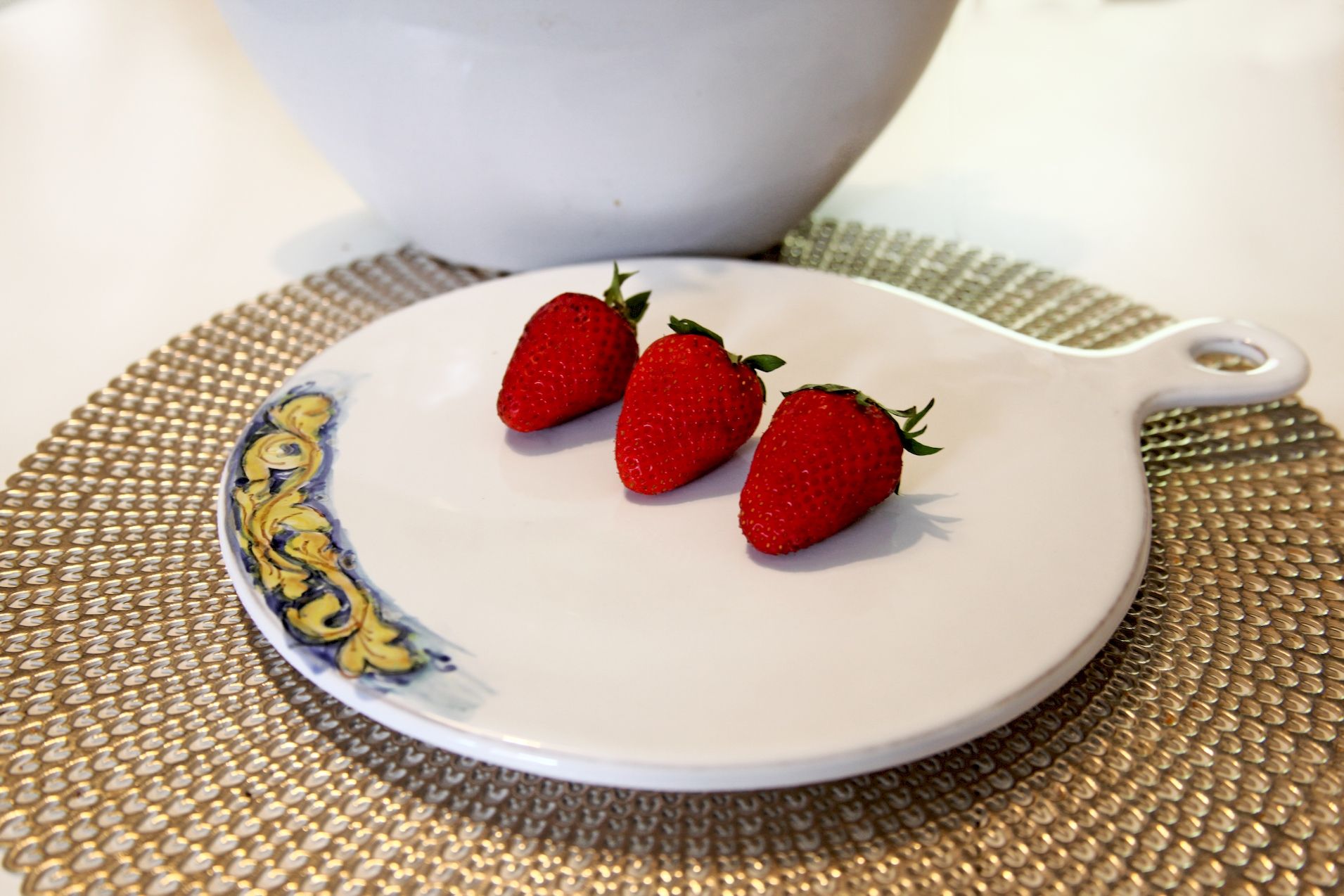 tagliere di ceramica decorato a mano con sopra le fragole linea ristorante di Castelli De Fabritiis Teramo Abruzzo