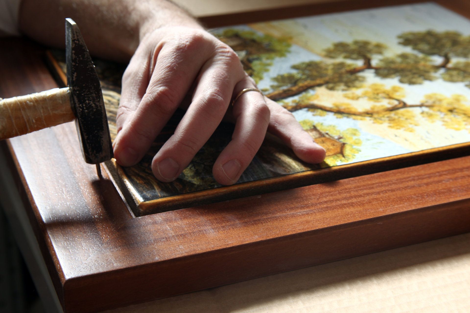 cornice di legno con paesaggio dipinto a mano su maiolica ceramica di Castelli De Fabritiis